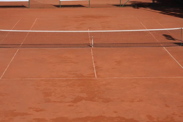 Pista de tenis de arcilla con red —  Fotos de Stock