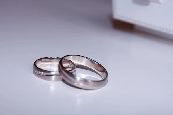 Свадебные кольца на белом — стоковое фото