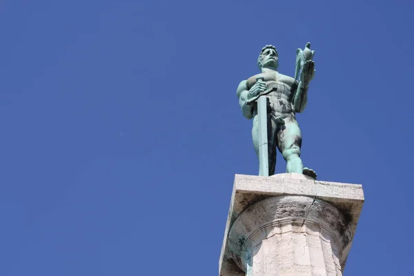 Monument sculpture of the Belgrade Victor made of bronze, located in Kalemegdan park facing the Sava River and Zemun district, Belgrade, Serbia. — Stock Photo, Image