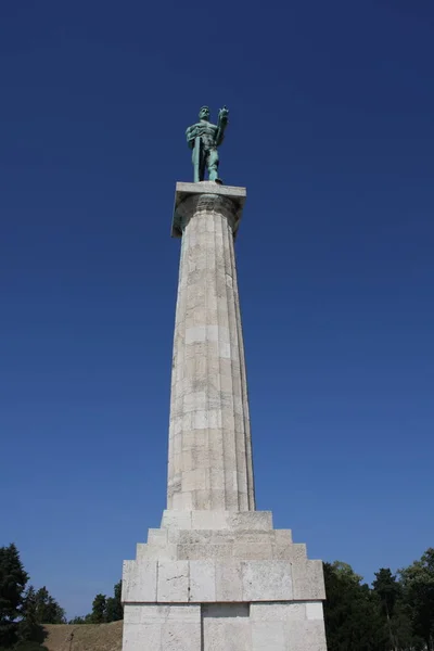 Monumento escultura del Víctor de Belgrado de bronce, situado en el parque Kalemegdan frente al río Sava y el distrito de Zemun, Belgrado, Serbia . —  Fotos de Stock