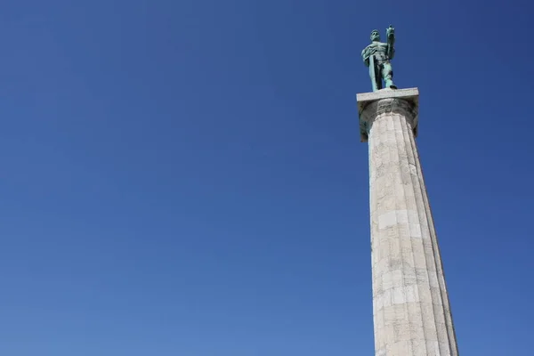 Scultura monumentale del vincitore di Belgrado in bronzo, situata nel parco Kalemegdan di fronte al fiume Sava e al distretto di Zemun, Belgrado, Serbia . — Foto Stock