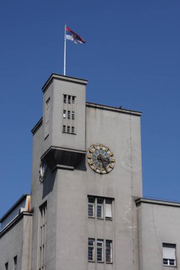 Hükümet Belgrad'da Sırp bayrağı