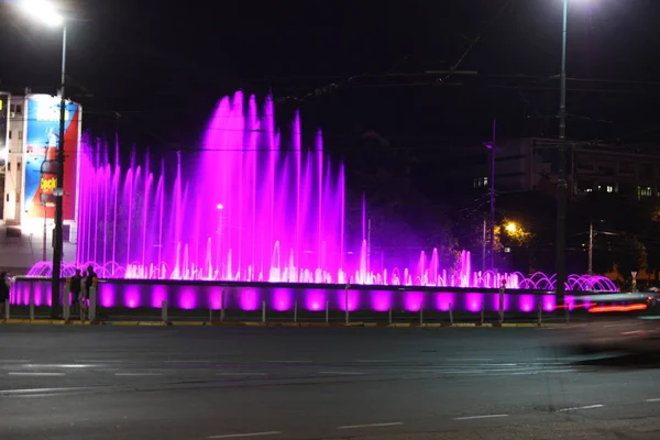 ベオグラード、セルビア: 6 月 23 日。2017 年-ベオグラード ベオグラードのホテル Slavija 近くの新しい音楽的な噴水. — ストック写真