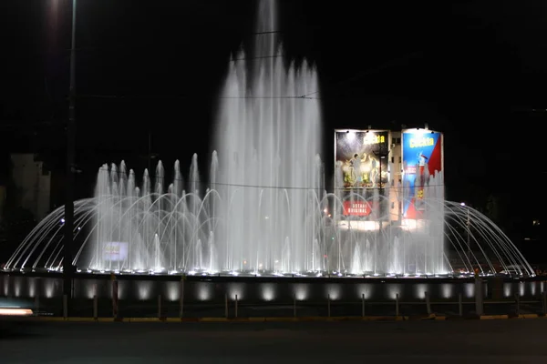 Bělehrad, Srbsko: dne 23. 2017-nová hudební fontána v Bělehradě poblíž hotelu Slavija v Bělehradě. — Stock fotografie