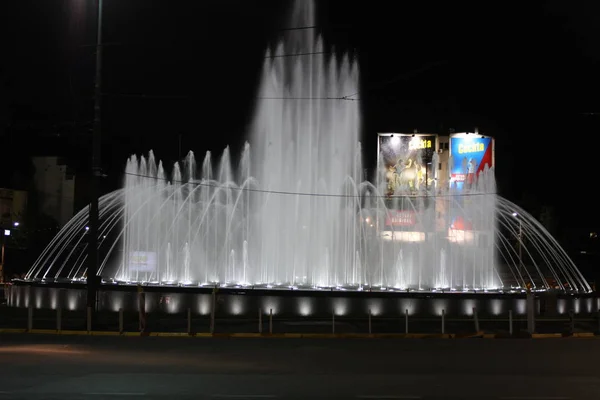 Belgrad, Serbien: 23. Juni. 2017 - der neue musikalische Brunnen in Belgrad in der Nähe des Hotels Slavija in Belgrad. — Stockfoto