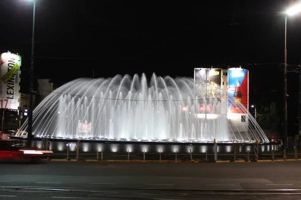Белград, Сербія: 23 червня. 2017 - нового музичного фонтану у Белграді поблизу Hotel Slavija в Белграді. — стокове фото
