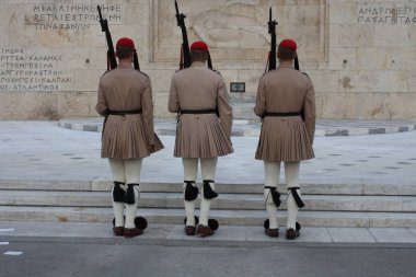 Yunan Parlamentosu, Atina önünde evzoni görevlisi
