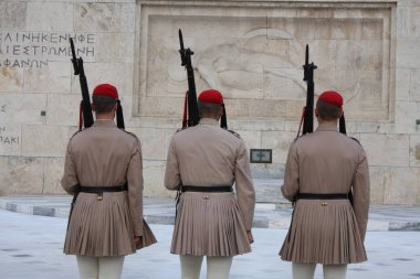 Yunan Parlamentosu, Atina önünde evzoni görevlisi