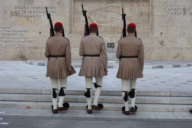 Yunan Parlamentosu, Atina önünde evzoni görevlisi