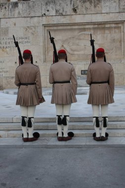 Yunan Parlamentosu, Atina önünde evzoni görevlisi