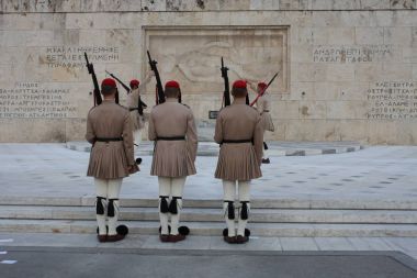 Yunan Parlamentosu, Atina önünde evzoni görevlisi