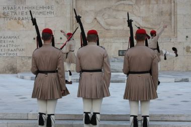 Yunan Parlamentosu, Atina önünde evzoni görevlisi