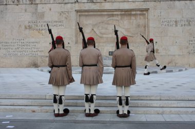 Yunan Parlamentosu, Atina önünde evzoni görevlisi