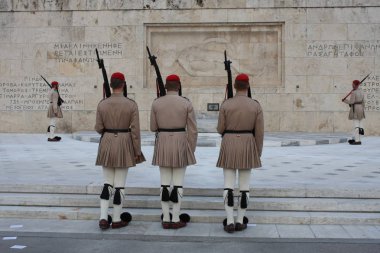 Yunan Parlamentosu, Atina önünde evzoni görevlisi