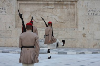 Yunan Parlamentosu, Atina önünde evzoni görevlisi