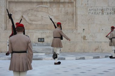 Yunan Parlamentosu, Atina önünde evzoni görevlisi