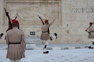 Yunan Parlamentosu, Atina önünde evzoni görevlisi