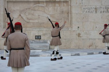 Yunan Parlamentosu, Atina önünde evzoni görevlisi