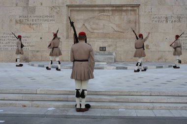 Yunan Parlamentosu, Atina önünde evzoni görevlisi