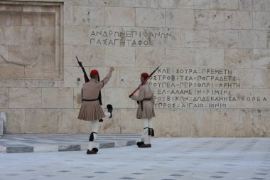 Yunan Parlamentosu, Atina önünde evzoni görevlisi