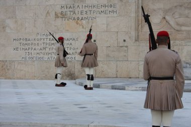 Yunan Parlamentosu, Atina önünde evzoni görevlisi