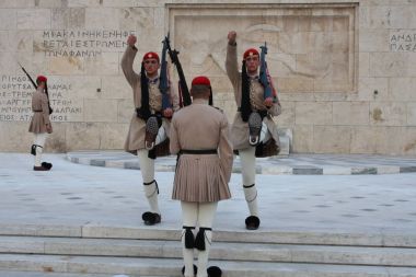 Yunan Parlamentosu, Atina önünde evzoni görevlisi