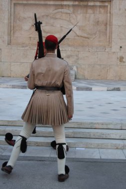 Yunan Parlamentosu, Atina önünde evzoni görevlisi