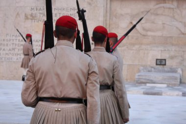 Yunan Parlamentosu, Atina önünde evzoni görevlisi
