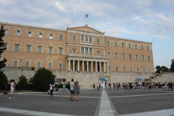 O edifício grego do Parlamento em Atenas, Grécia — Fotografia de Stock