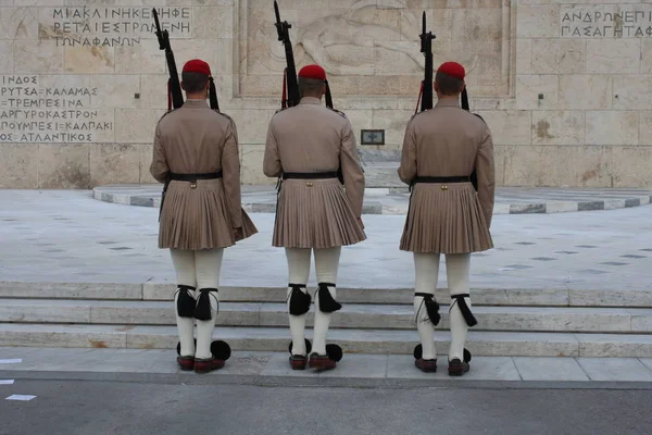 Yunan Parlamentosu, Atina önünde evzoni görevlisi
