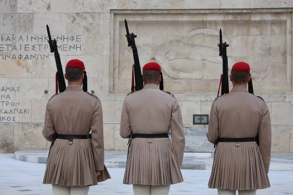 Evzoni guarda em frente ao parlamento grego, Atenas — Fotografia de Stock