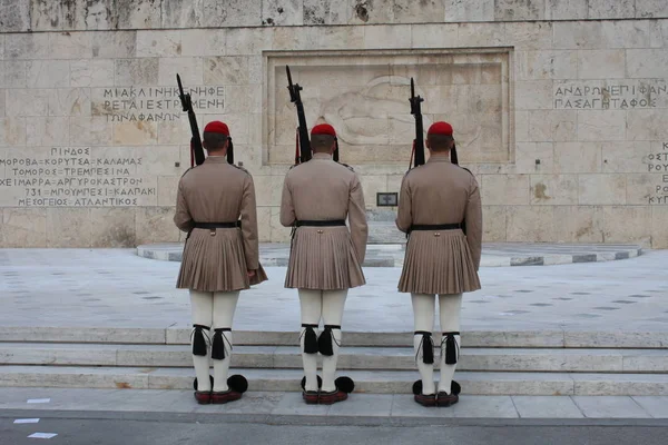 Evzoni guard in front of the Greek parliament, Athens — Stock Photo, Image