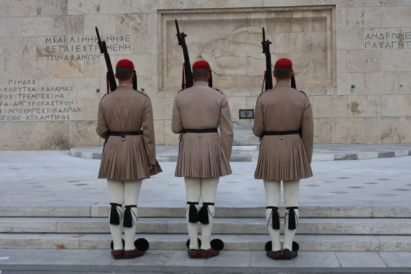 Evzoni guarda em frente ao parlamento grego, Atenas — Fotografia de Stock