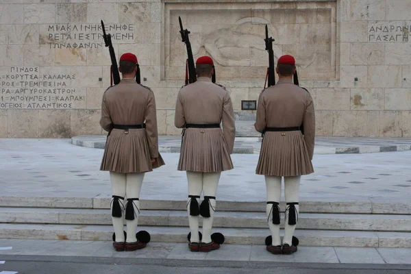 Эвзони охраняет здание греческого парламента в Афинах — стоковое фото