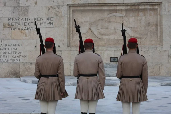 Evzoni guarda em frente ao parlamento grego, Atenas — Fotografia de Stock