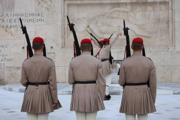 Evzoni guard in front of the Greek parliament, Athens — Stock Photo, Image