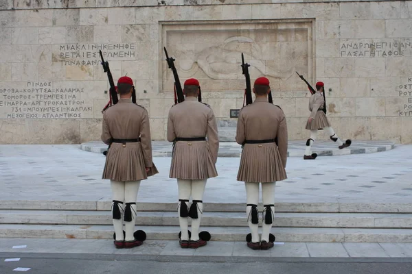 Evzoni guarda em frente ao parlamento grego, Atenas — Fotografia de Stock