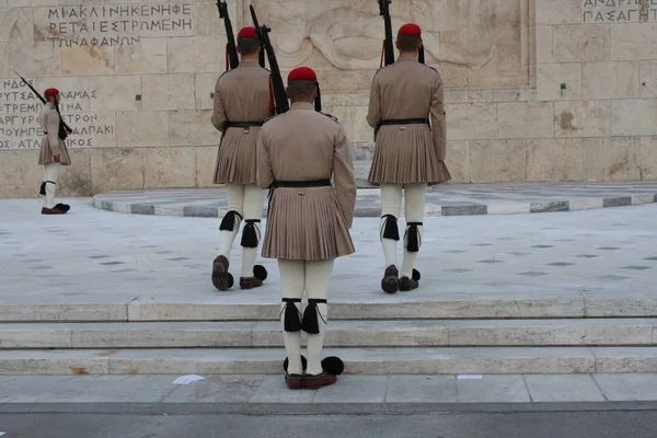 Guardia Evzoni davanti al parlamento greco, Atene — Foto Stock