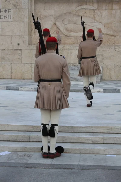Evzoni guard in front of the Greek parliament, Athens — Stock Photo, Image