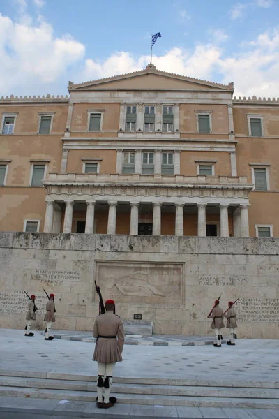 O edifício grego do Parlamento em Atenas, Grécia — Fotografia de Stock