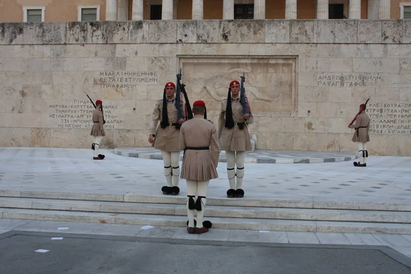 Evzoni guard in front of the Greek parliament, Athens — Stock Photo, Image