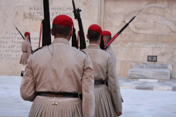 Evzoni guard in front of the Greek parliament, Athens — Stock Photo, Image