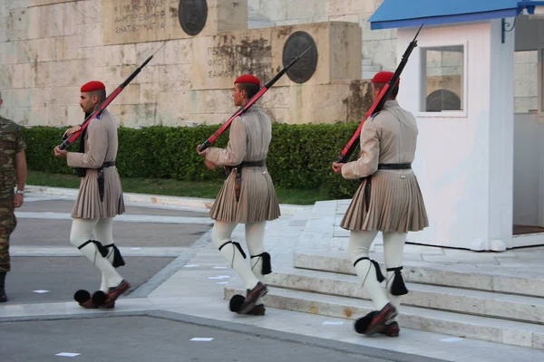 Evzoni guard in front of the Greek parliament, Athens — Stock Photo, Image