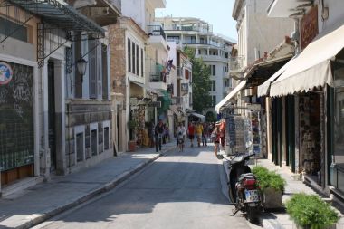 Plaka Atina en eski bölümüdür. Alan restoranlar, turistik dükkanlar ve kafeler takı depolar.