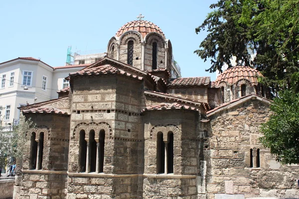 Emrou 거리에 Panaghia Kapnikarea 교회 측면 보기. Panaghia Kapnikarea의 교회는 그리스 정교회와 아테네에서 가장 오래 된 교회 중 하나. — 스톡 사진