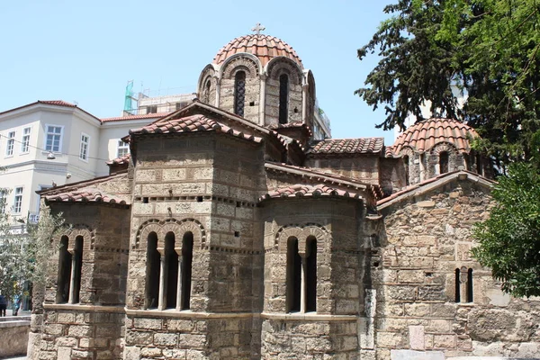 Kirken i Panaghia Kapnikarea side view i Emrou street. Panaghia Kapnikarea er en gresk-ortodoks kirke og en av de eldste kirkene i Athen. . – stockfoto