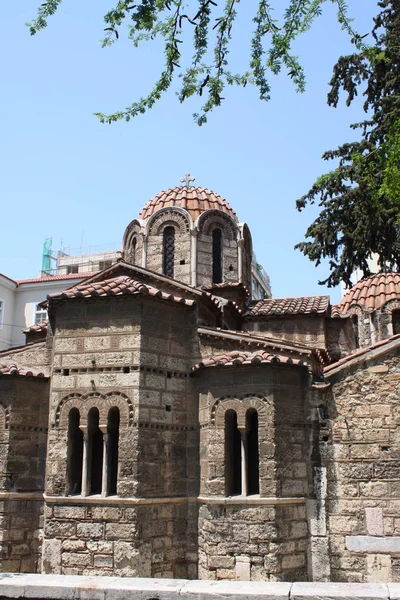 Emrou 거리에 Panaghia Kapnikarea 교회 측면 보기. Panaghia Kapnikarea의 교회는 그리스 정교회와 아테네에서 가장 오래 된 교회 중 하나. — 스톡 사진
