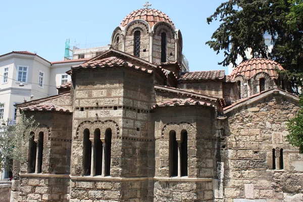 Kilise Panaghia Kapnikarea yan görünüm Emrou Caddesi üzerinde. Kilise Panaghia Kapnikarea Rum Ortodoks Kilisesi ve Atina'da en eski kiliselerinden biri.