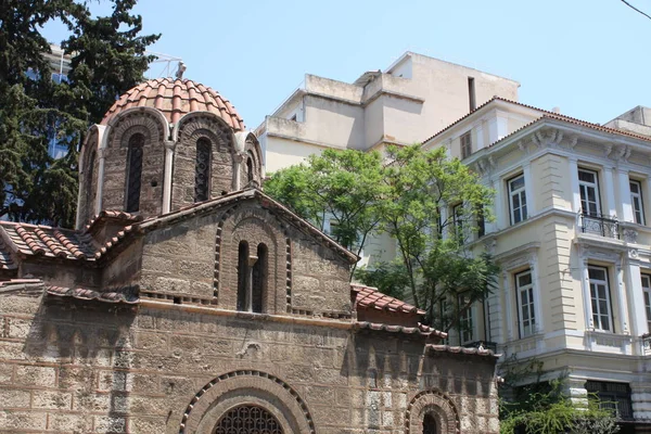 Kirkko Panaghia Kapnikarea puolella näkymä Emrou kadulla. Kirkko Panaghia Kapnikarea on Kreikan ortodoksinen kirkko ja yksi vanhimmista kirkoista Ateenassa . — kuvapankkivalokuva