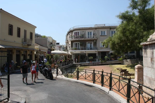 Плака является старейшей частью Афин. Территория ресторанов, ювелирных магазинов, туристических магазинов и кафе . — стоковое фото